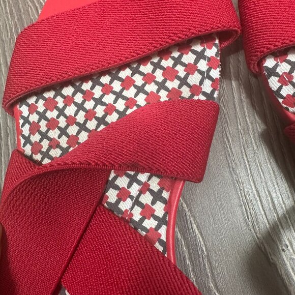 Lands’ End Red Strappy Stretch Flat Sandals Comfortable Summer Vacation Size 7B - Picture 2 of 5
